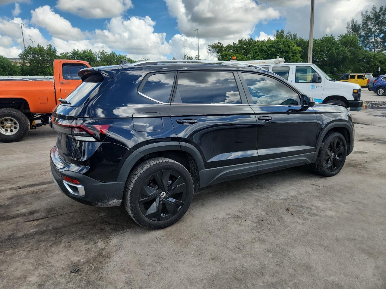2025 VOLKSWAGEN Taos