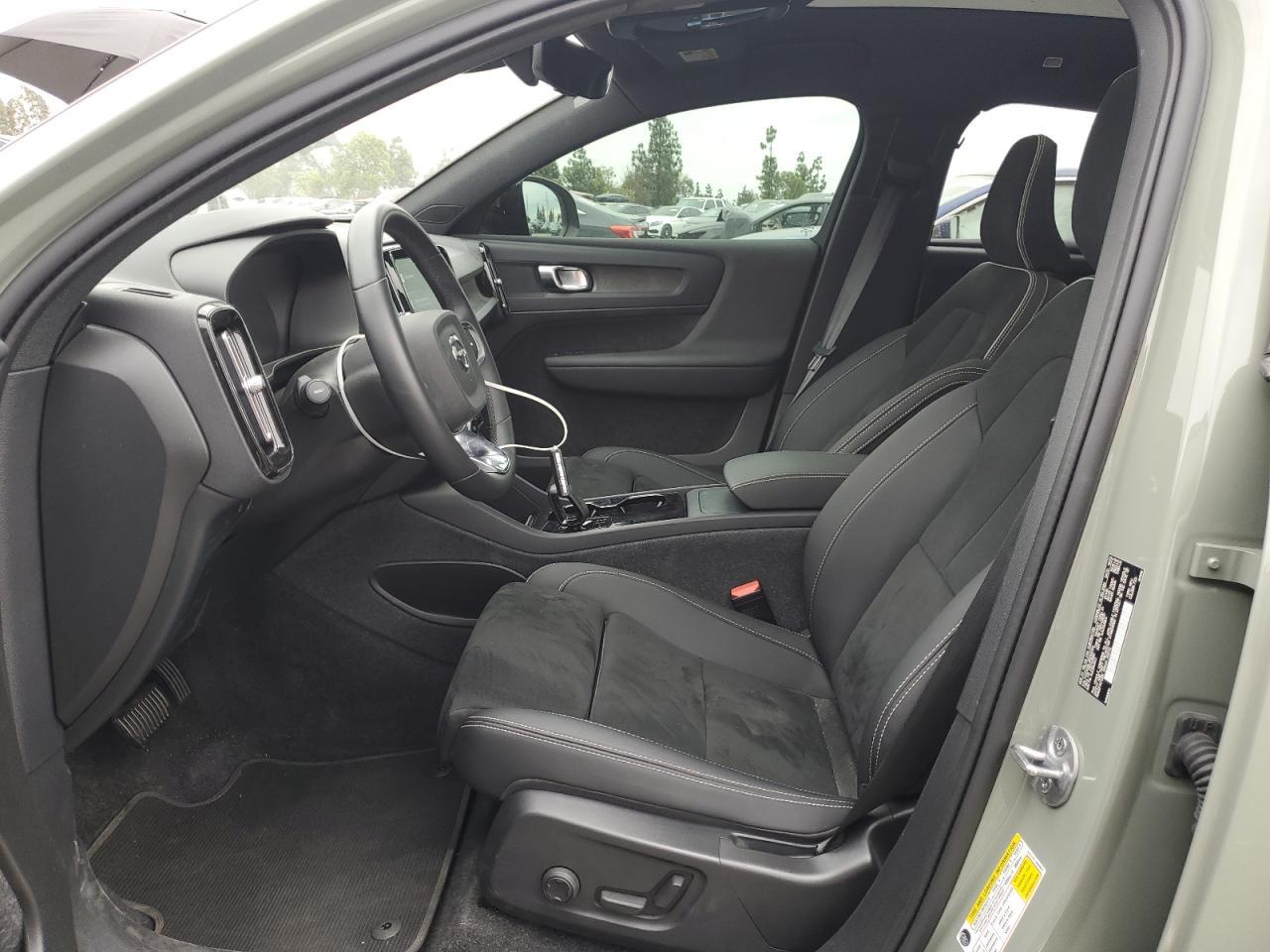 2024 VOLVO C40