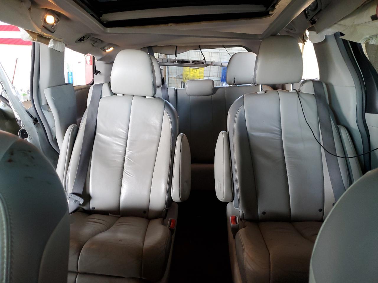 2011 TOYOTA SIENNA
