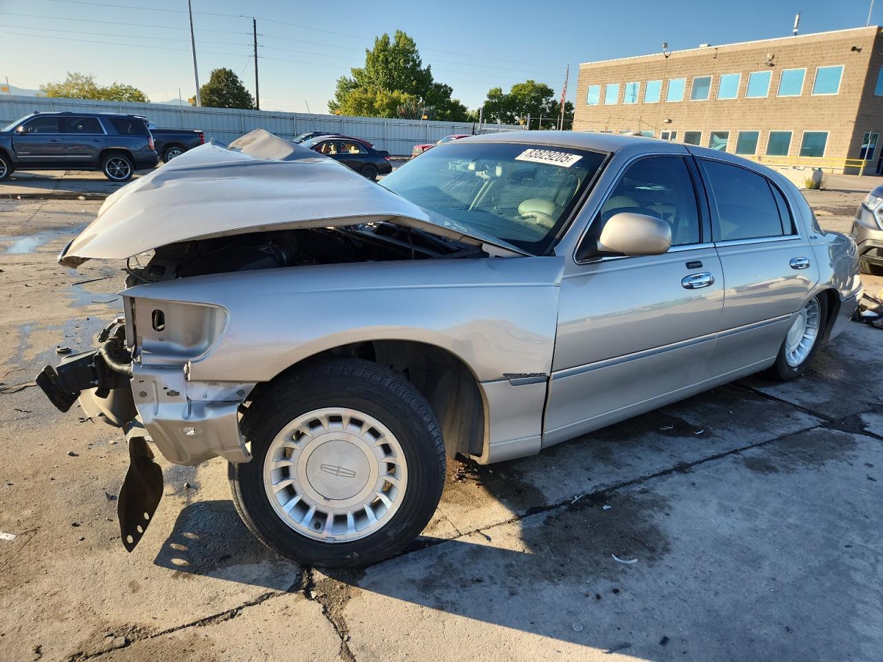 2002 LINCOLN Town Car