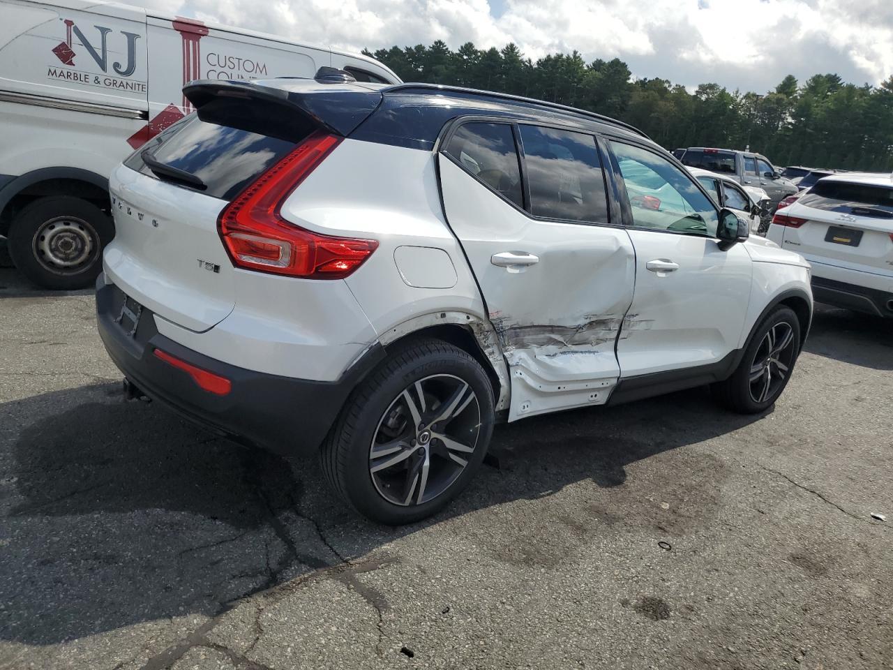 2021 VOLVO XC40