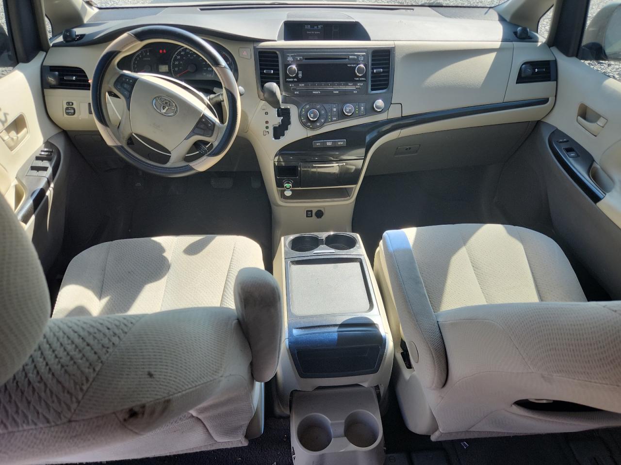 2011 TOYOTA SIENNA