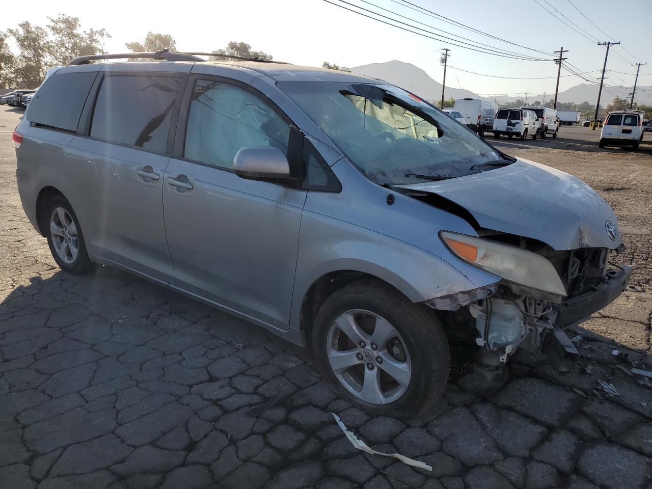 2011 TOYOTA SIENNA