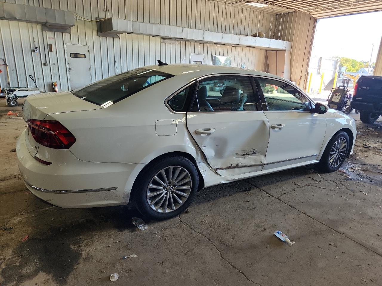 2017 VOLKSWAGEN Passat