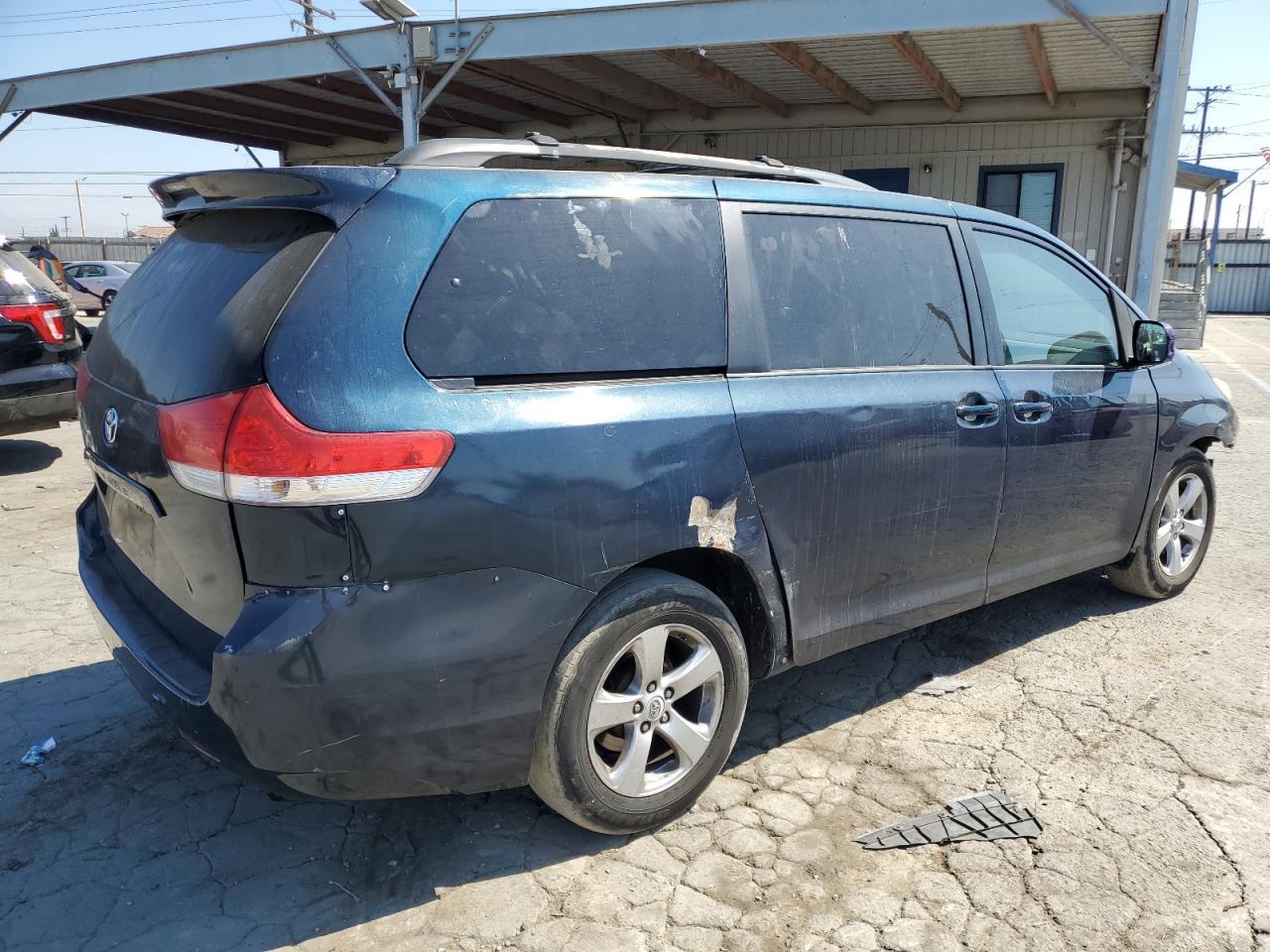 2011 TOYOTA SIENNA