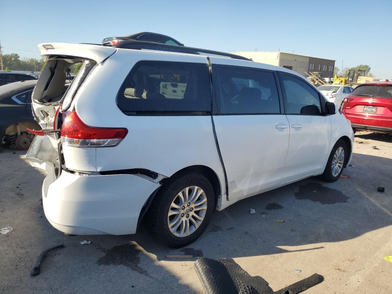 2011 TOYOTA SIENNA
