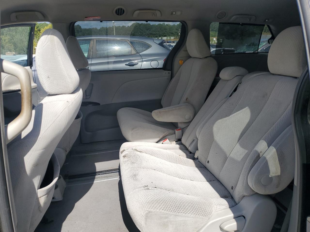 2011 TOYOTA SIENNA