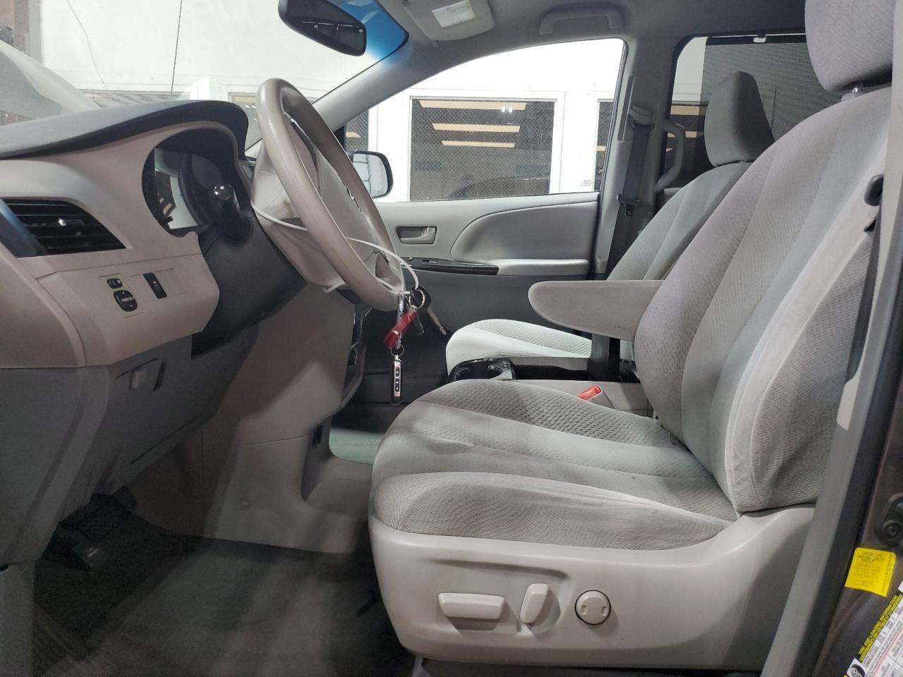 2012 TOYOTA SIENNA