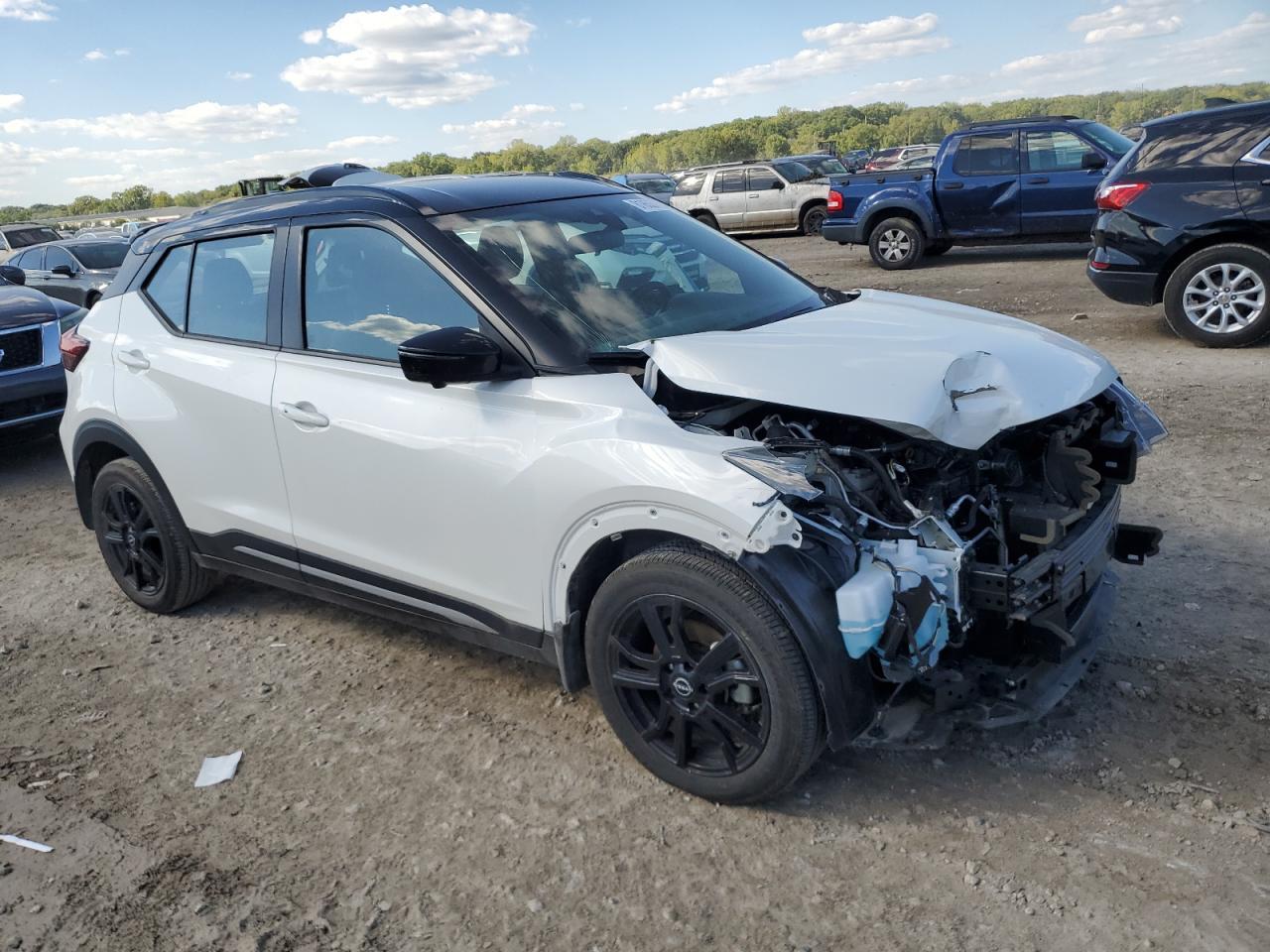 2024 NISSAN KICKS