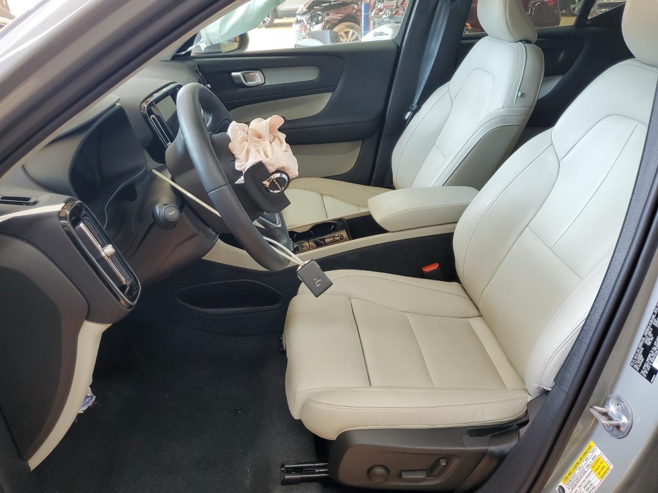 2024 VOLVO XC40