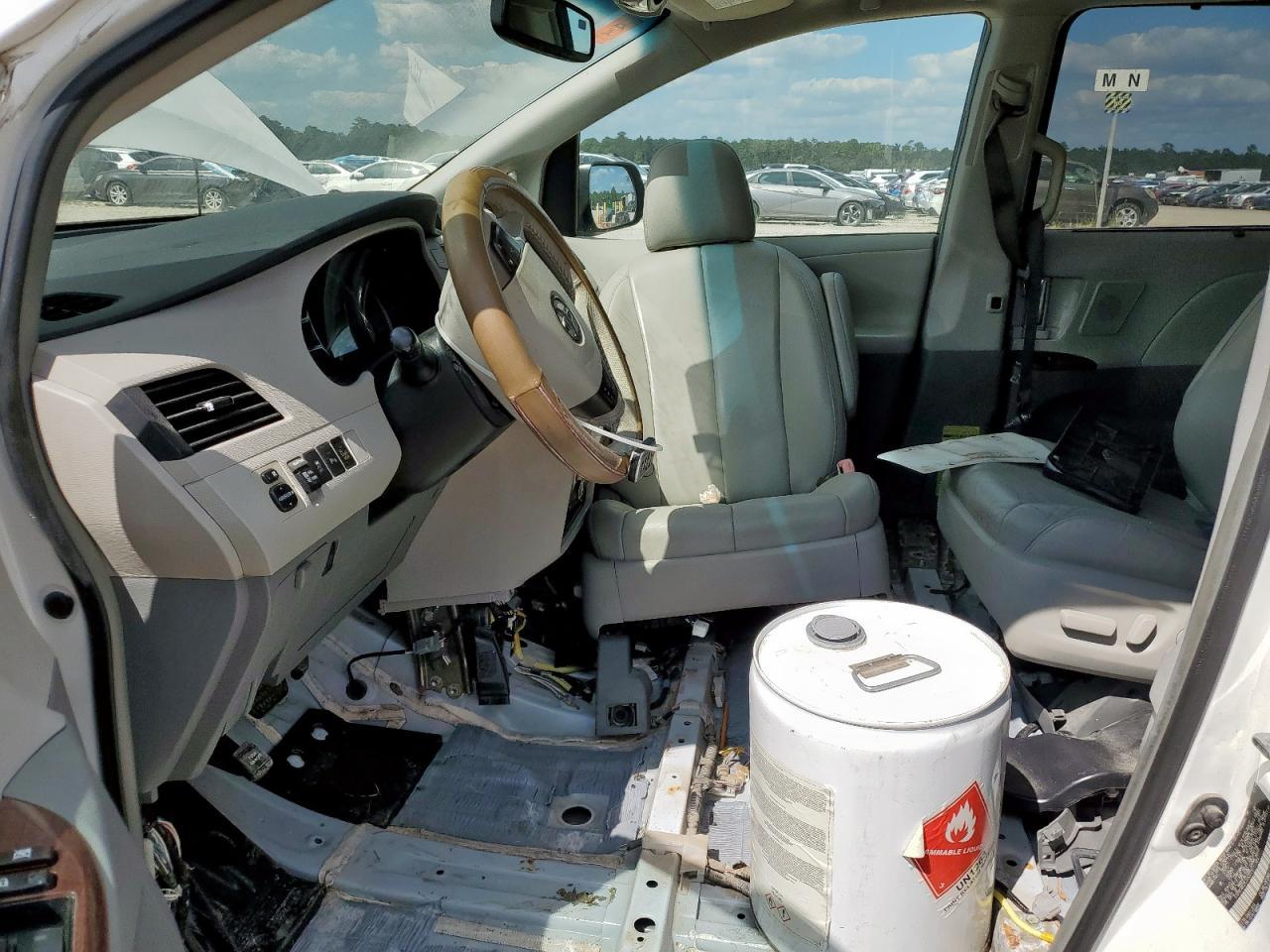 2014 TOYOTA SIENNA