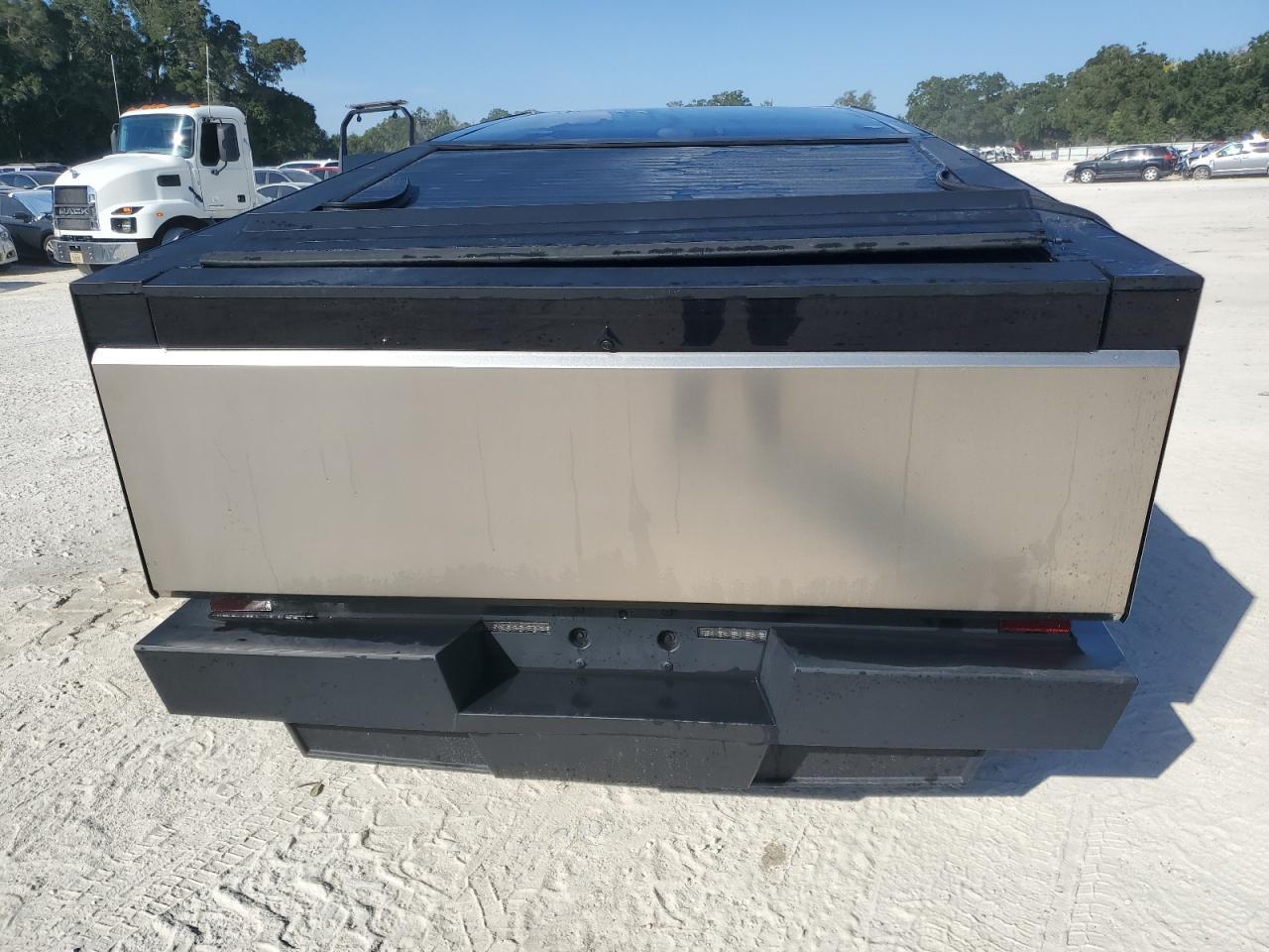 2024 TESLA Cybertruck