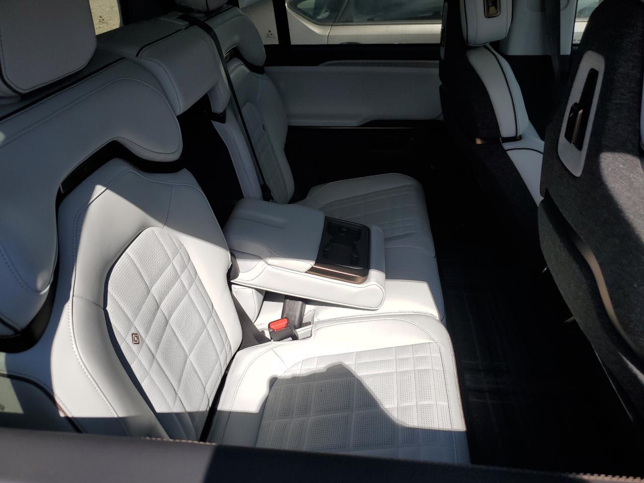 2025 RIVIAN R1s