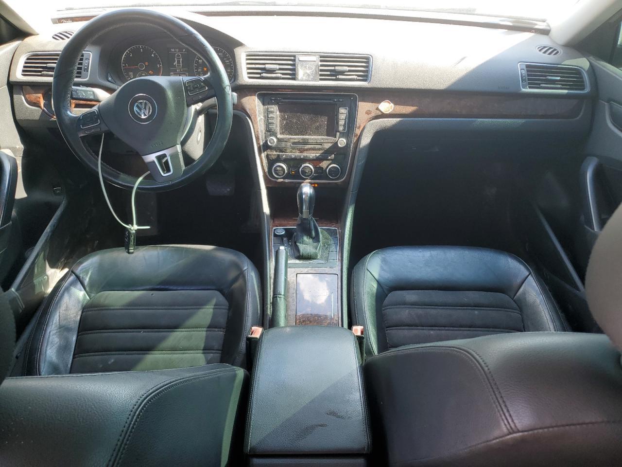 2012 VOLKSWAGEN Passat