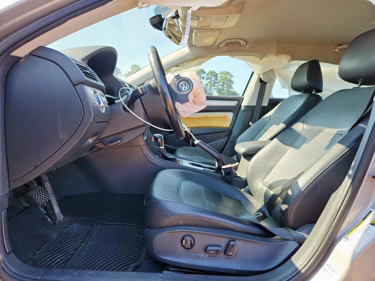 2013 VOLKSWAGEN Passat