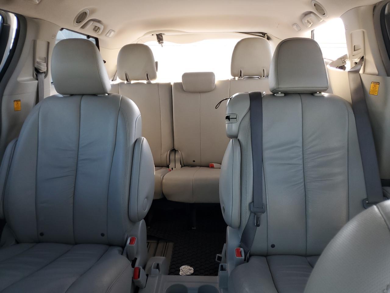 2011 TOYOTA SIENNA