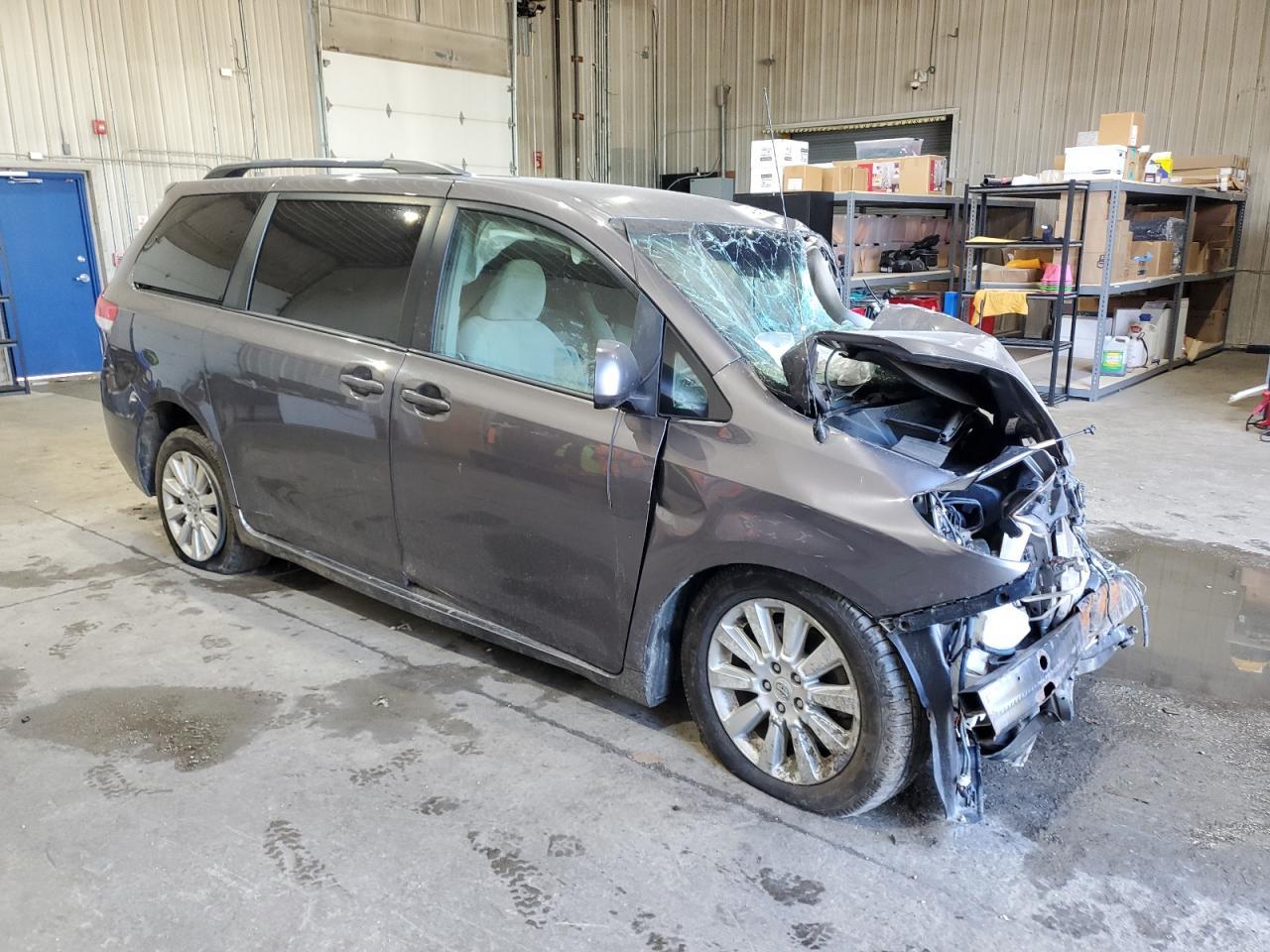 2011 TOYOTA SIENNA