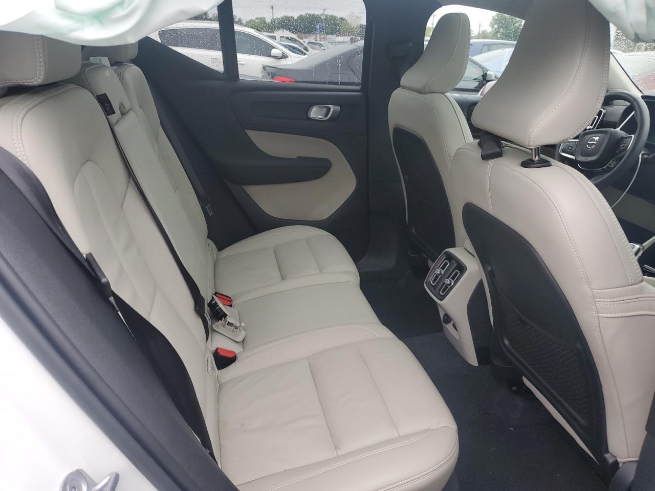 2023 VOLVO XC40