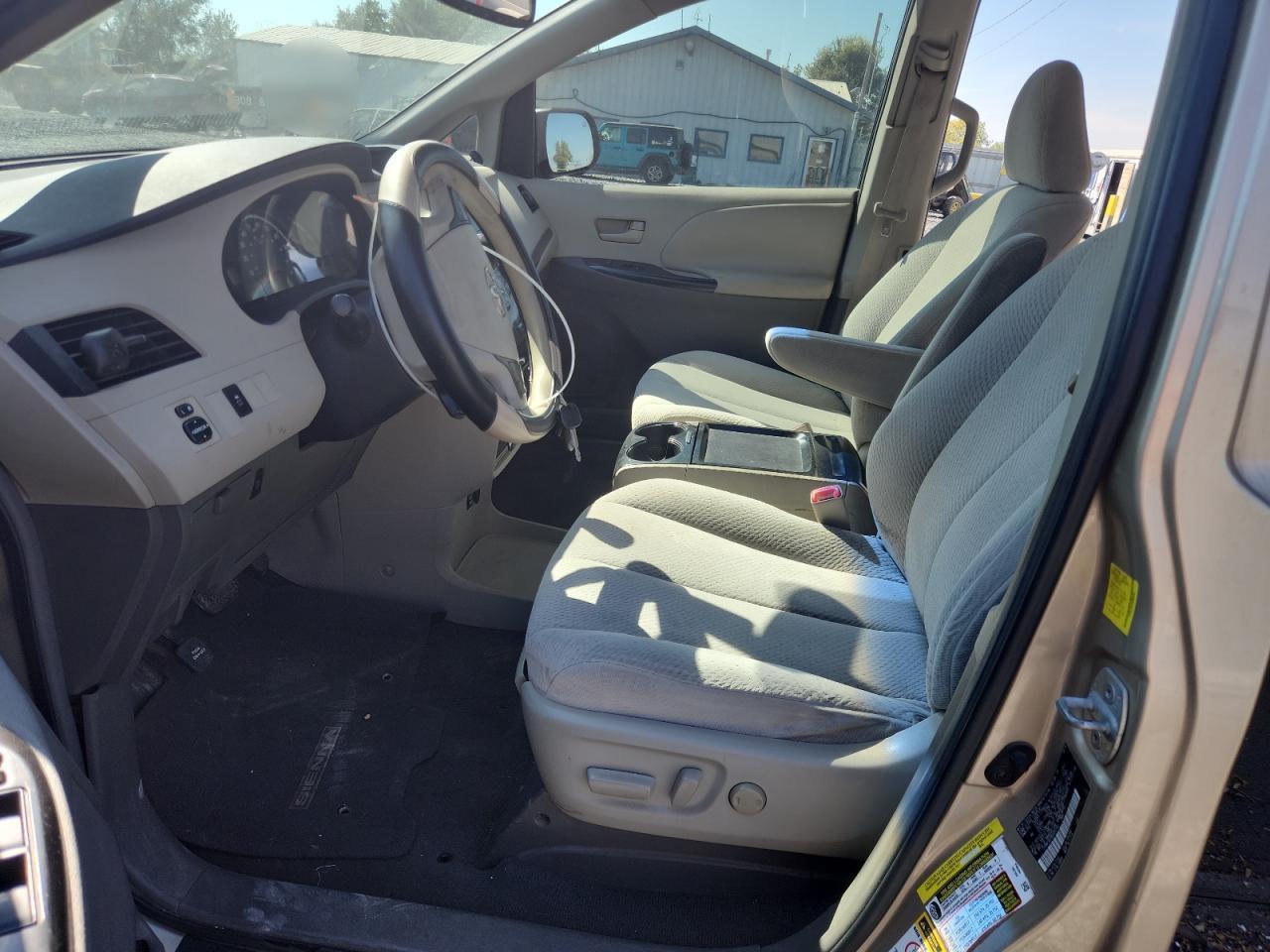 2011 TOYOTA SIENNA