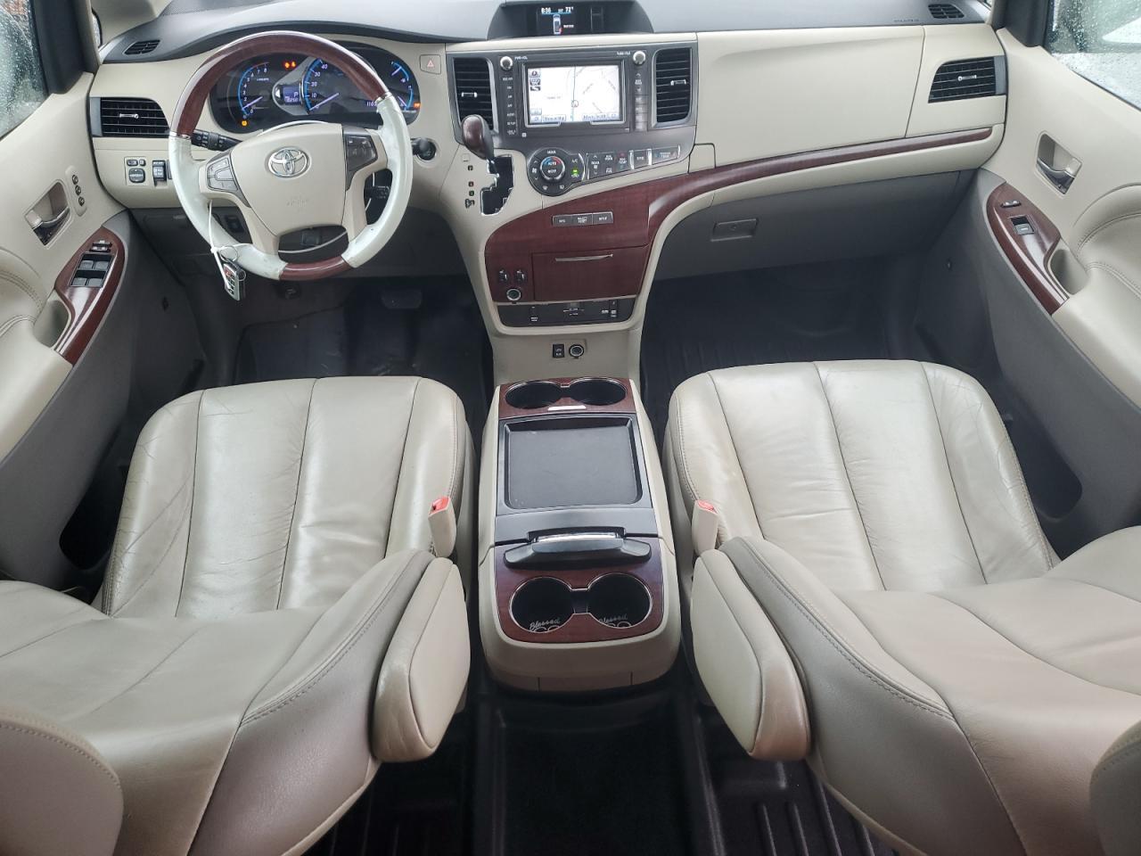 2011 TOYOTA SIENNA
