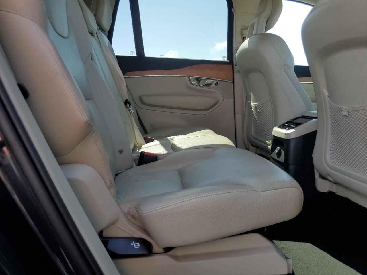 2022 VOLVO XC90