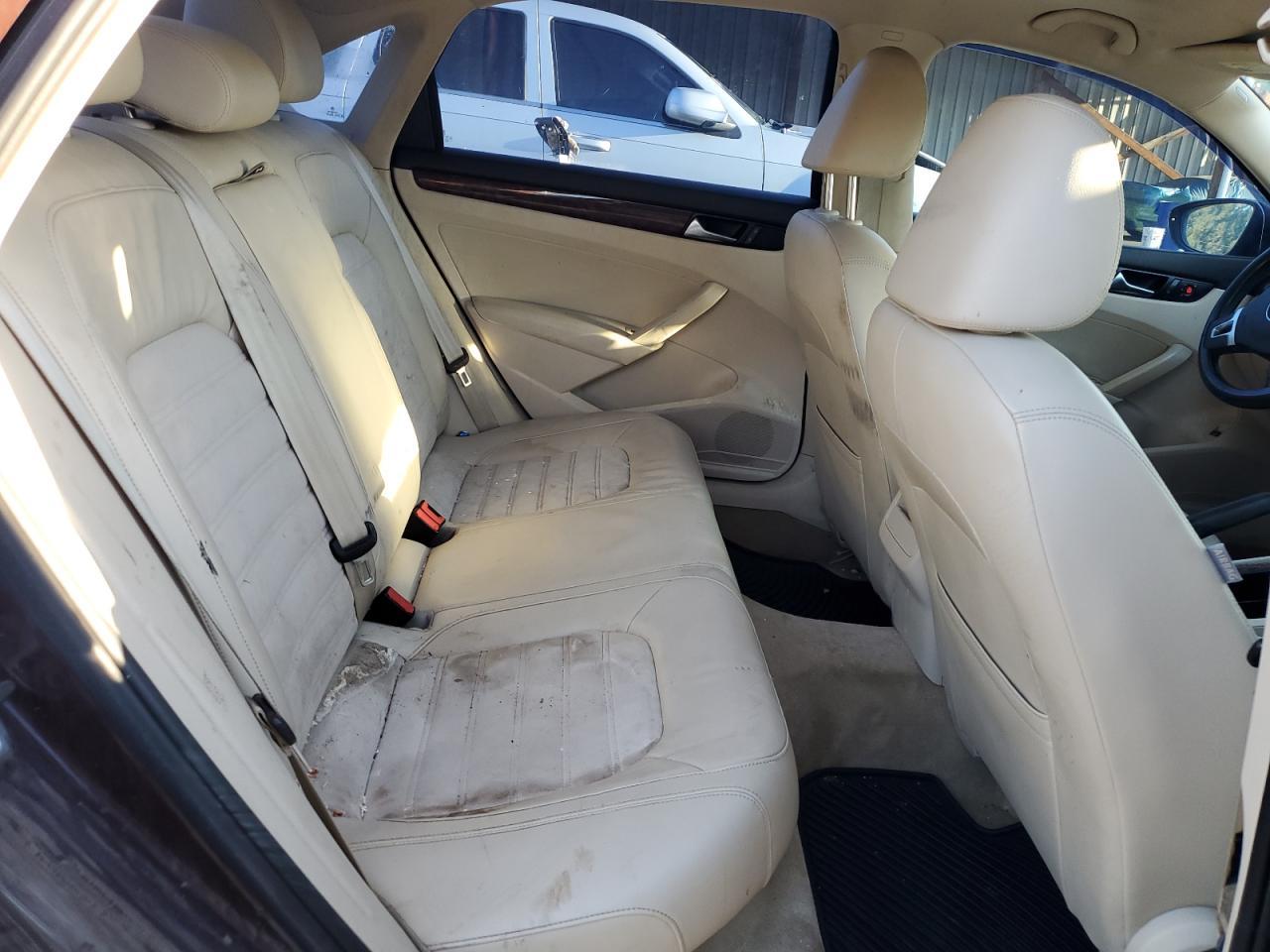 2012 VOLKSWAGEN Passat