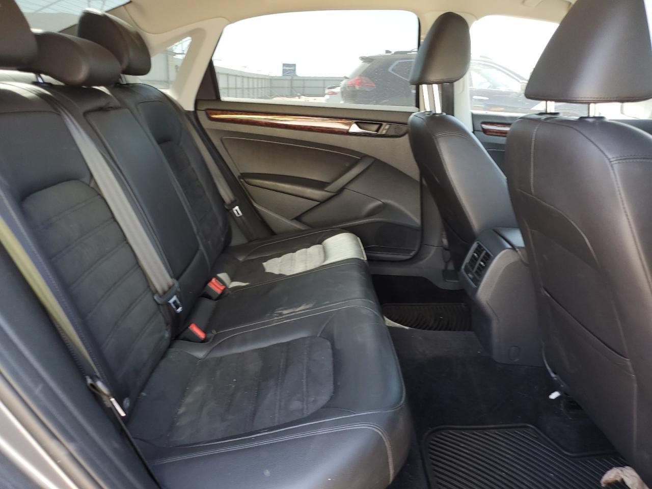 2013 VOLKSWAGEN Passat