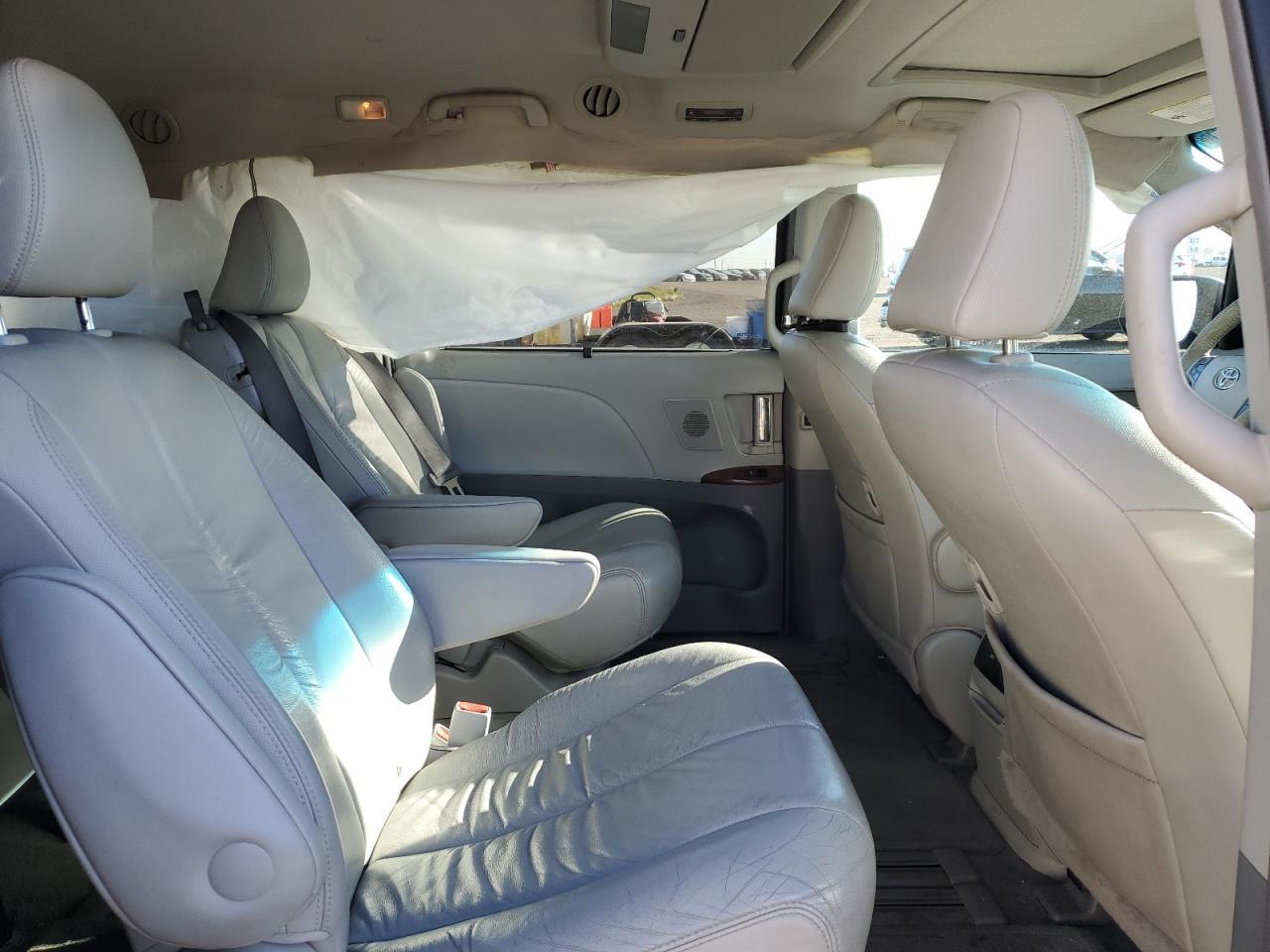 2011 TOYOTA SIENNA
