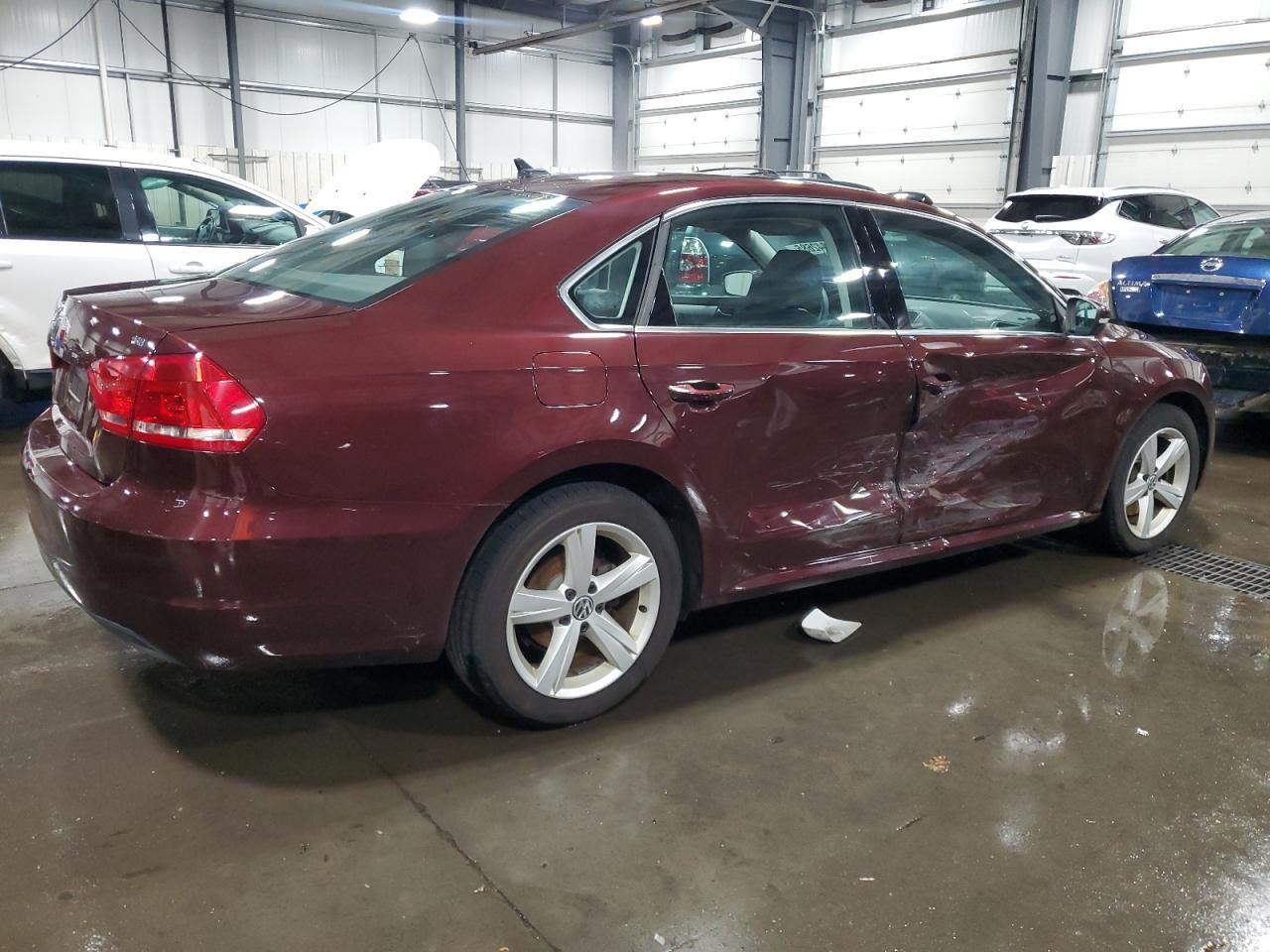 2013 VOLKSWAGEN Passat
