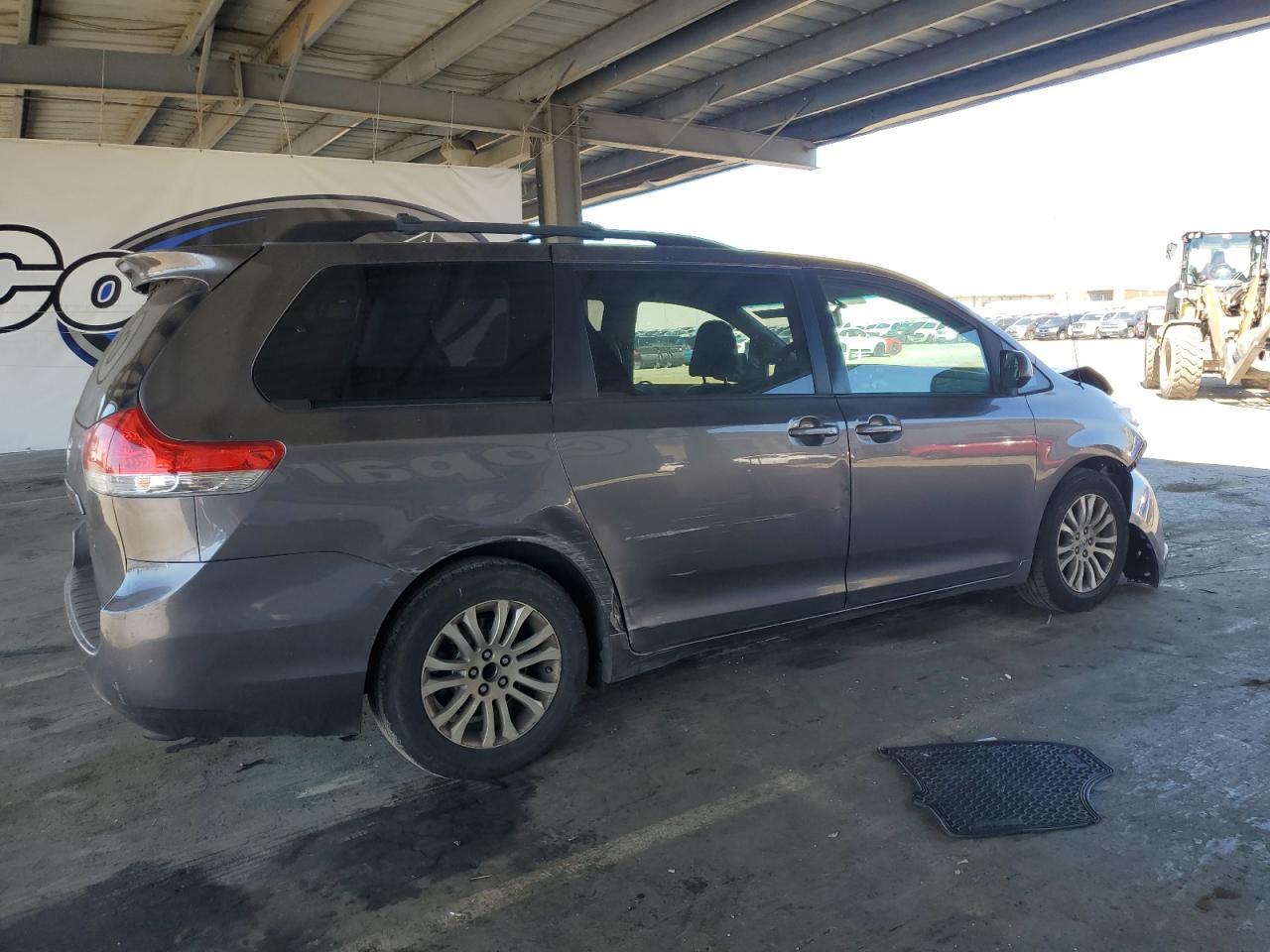 2012 TOYOTA SIENNA