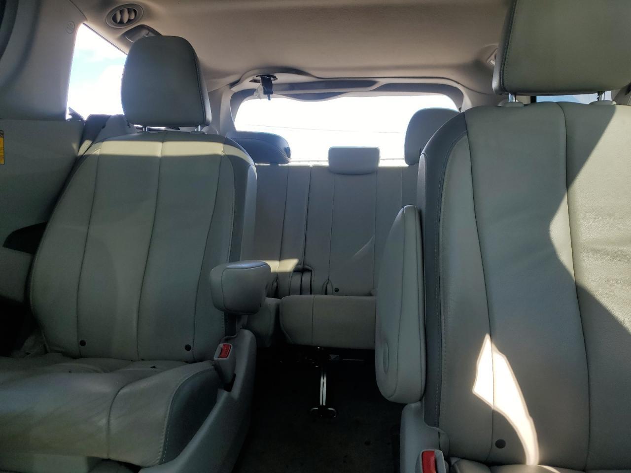 2014 TOYOTA SIENNA