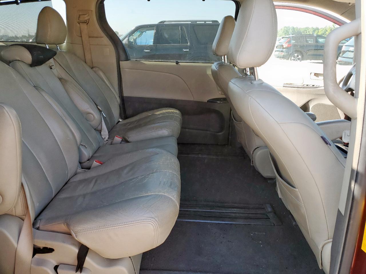 2011 TOYOTA SIENNA