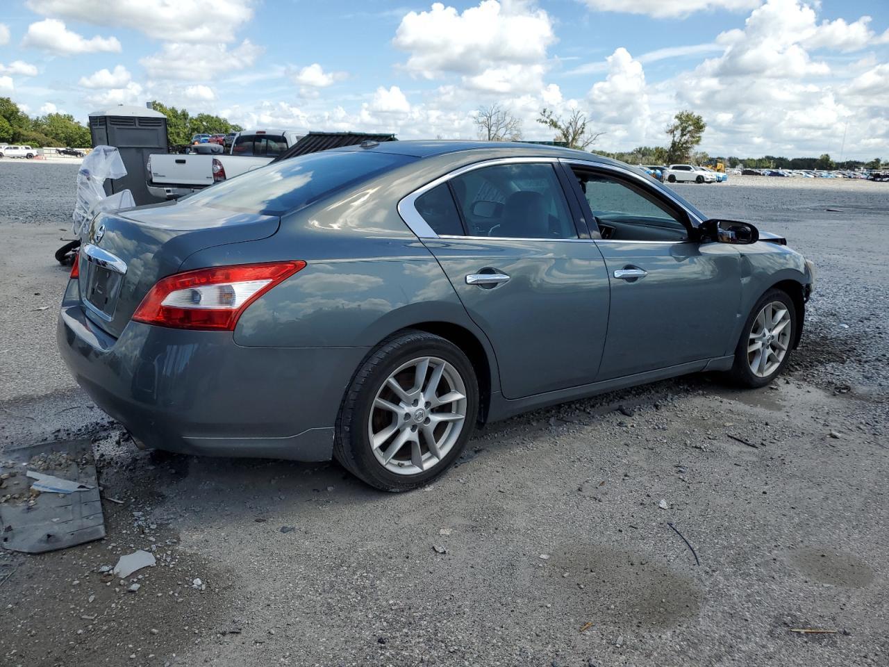 2010 NISSAN Maxima