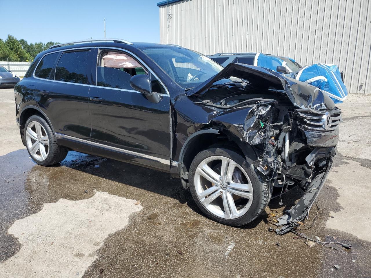 2016 VOLKSWAGEN Touareg