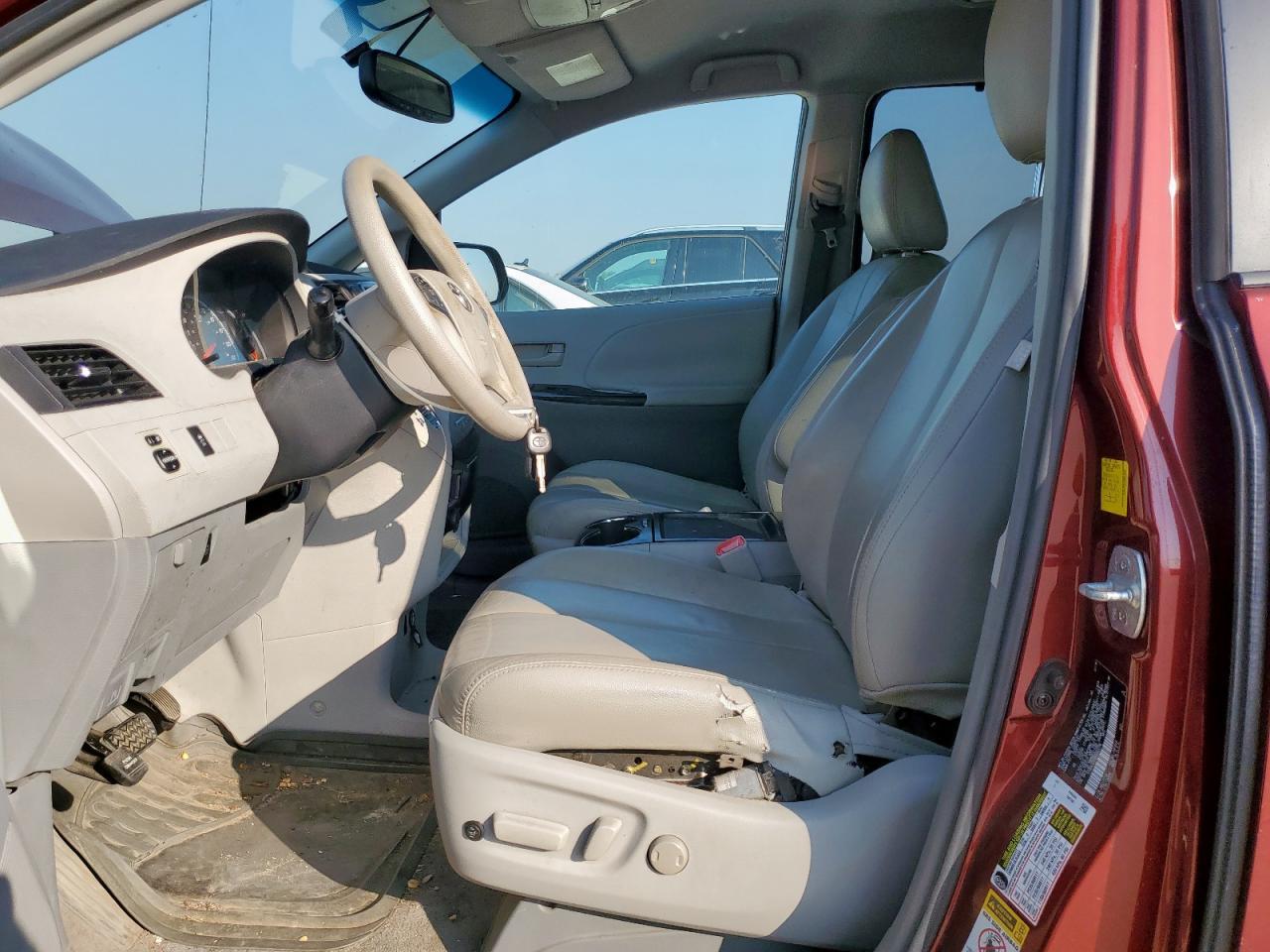 2011 TOYOTA SIENNA