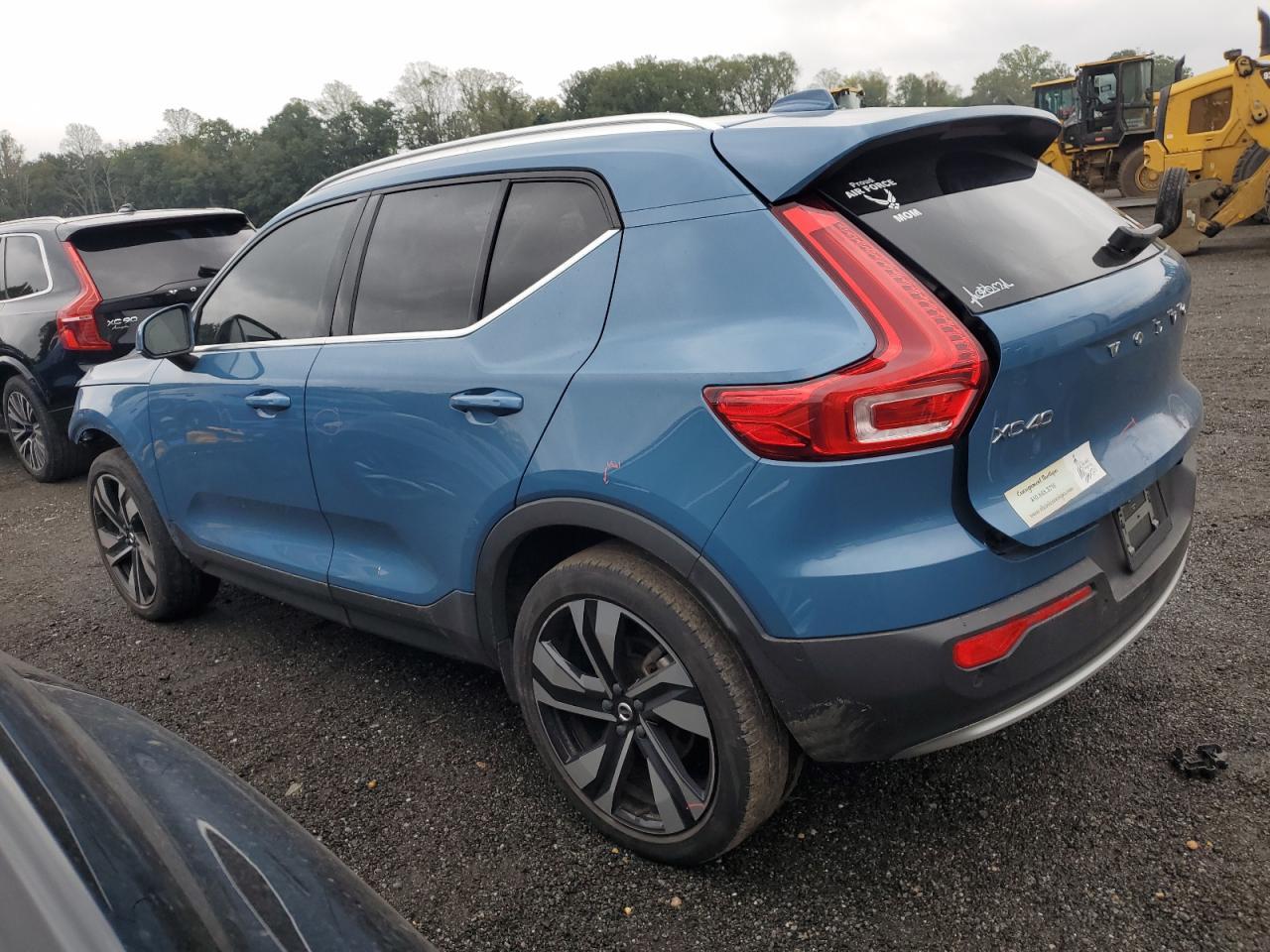 2023 VOLVO XC40