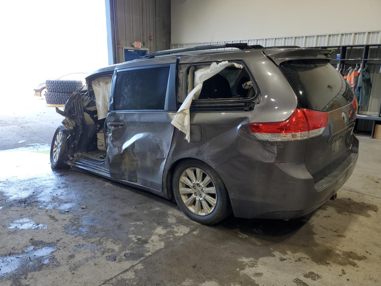 2011 TOYOTA SIENNA