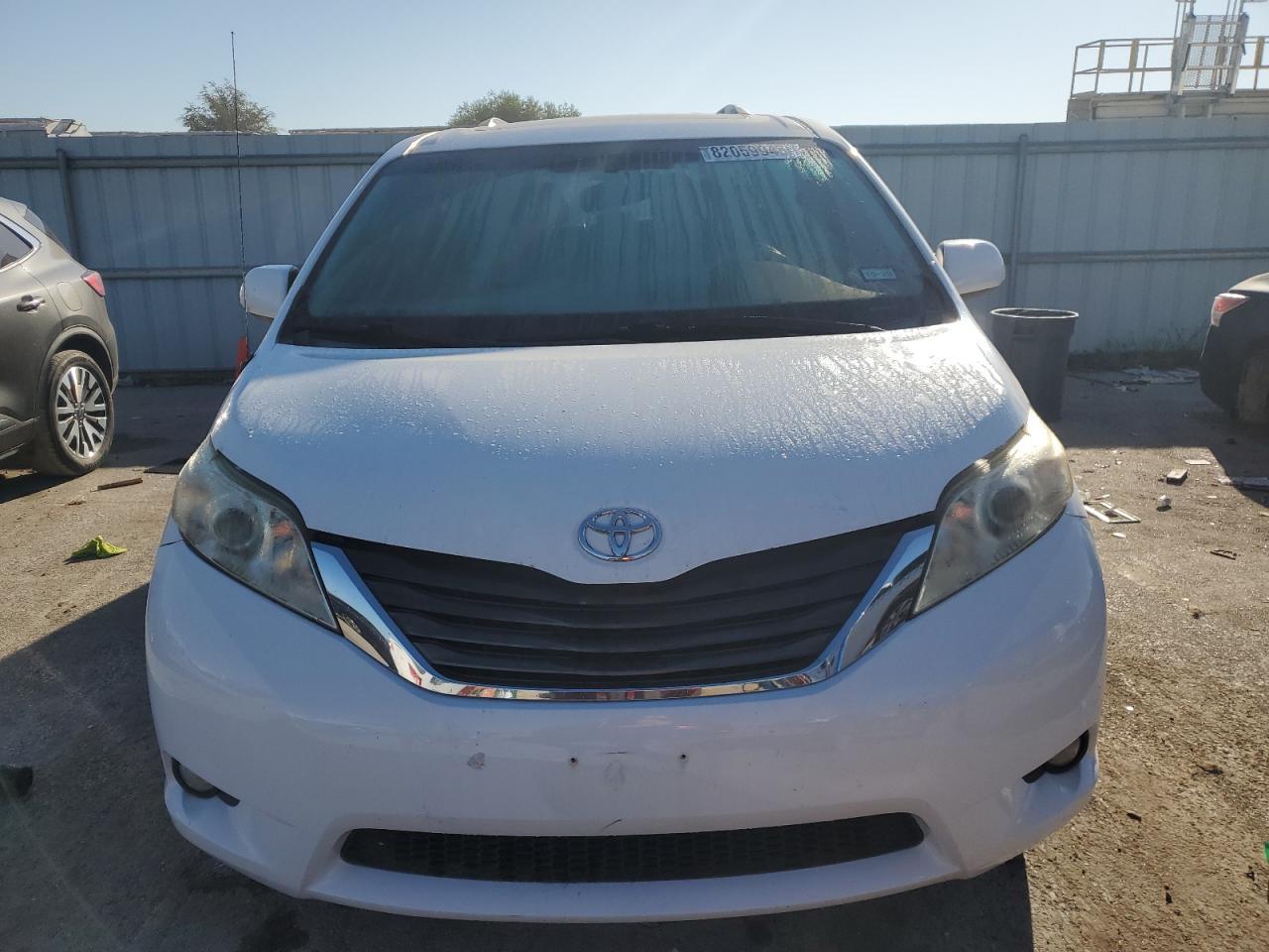 2011 TOYOTA SIENNA