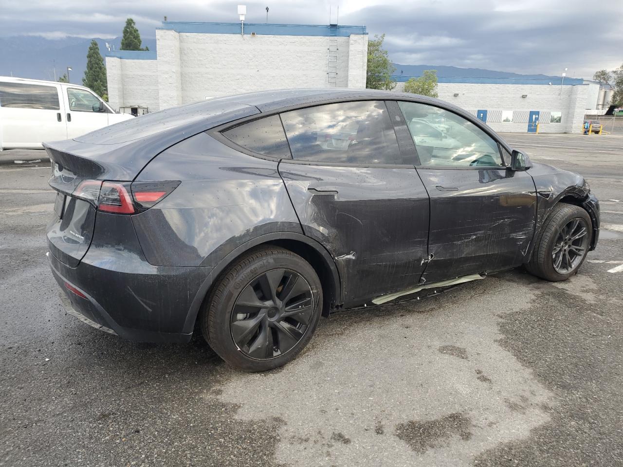 2025 TESLA MODEL Y