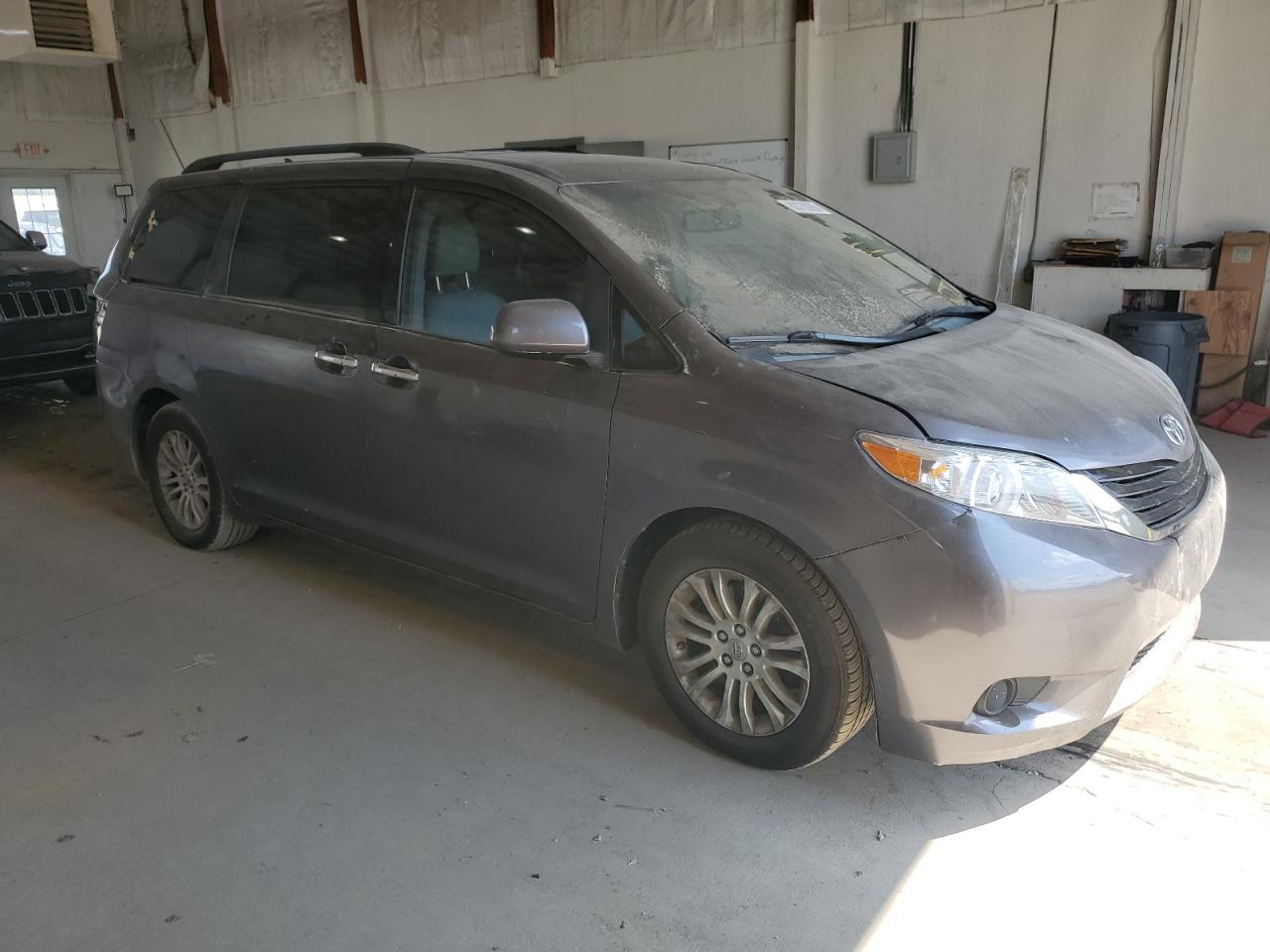 2012 TOYOTA SIENNA