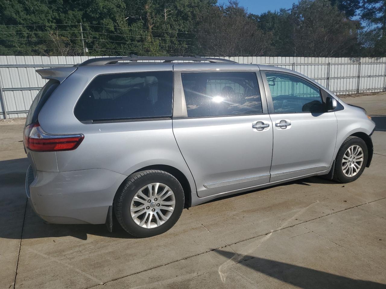 2016 TOYOTA SIENNA