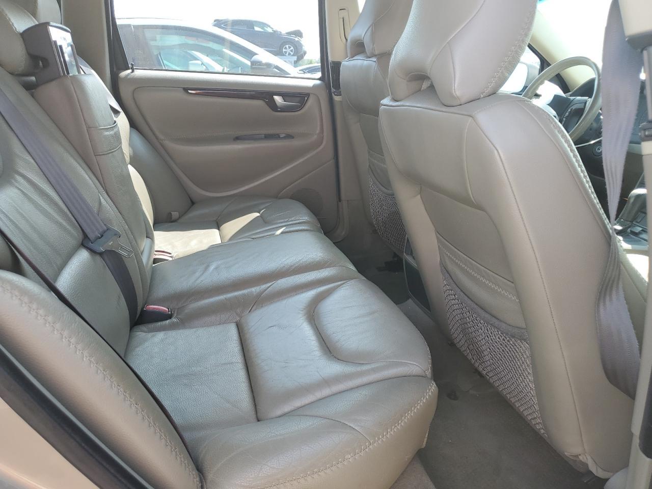 2002 VOLVO V70