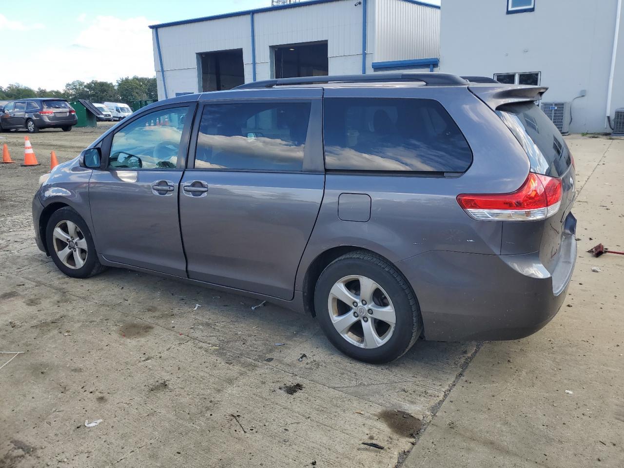 2011 TOYOTA SIENNA