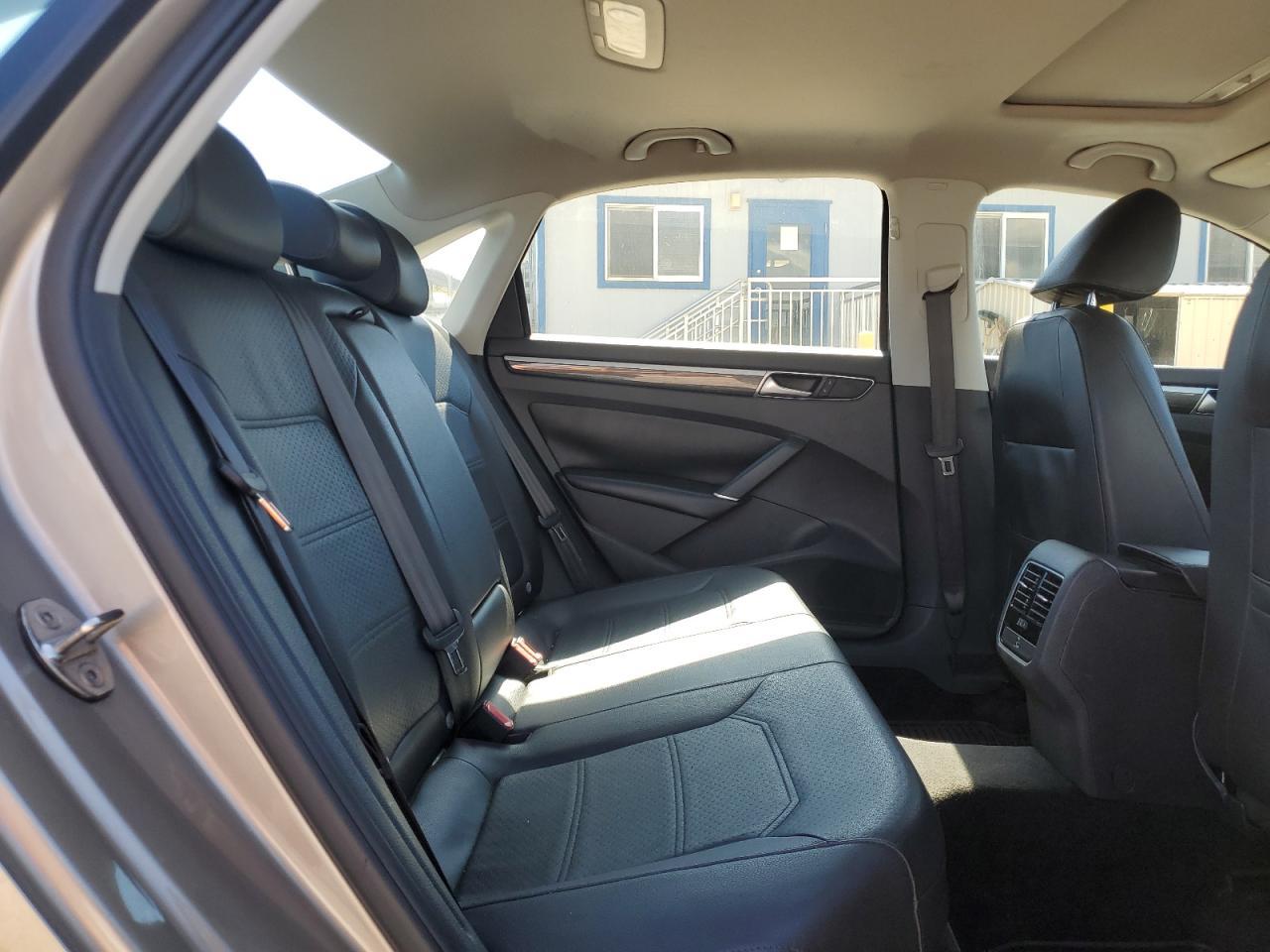 2016 VOLKSWAGEN Passat