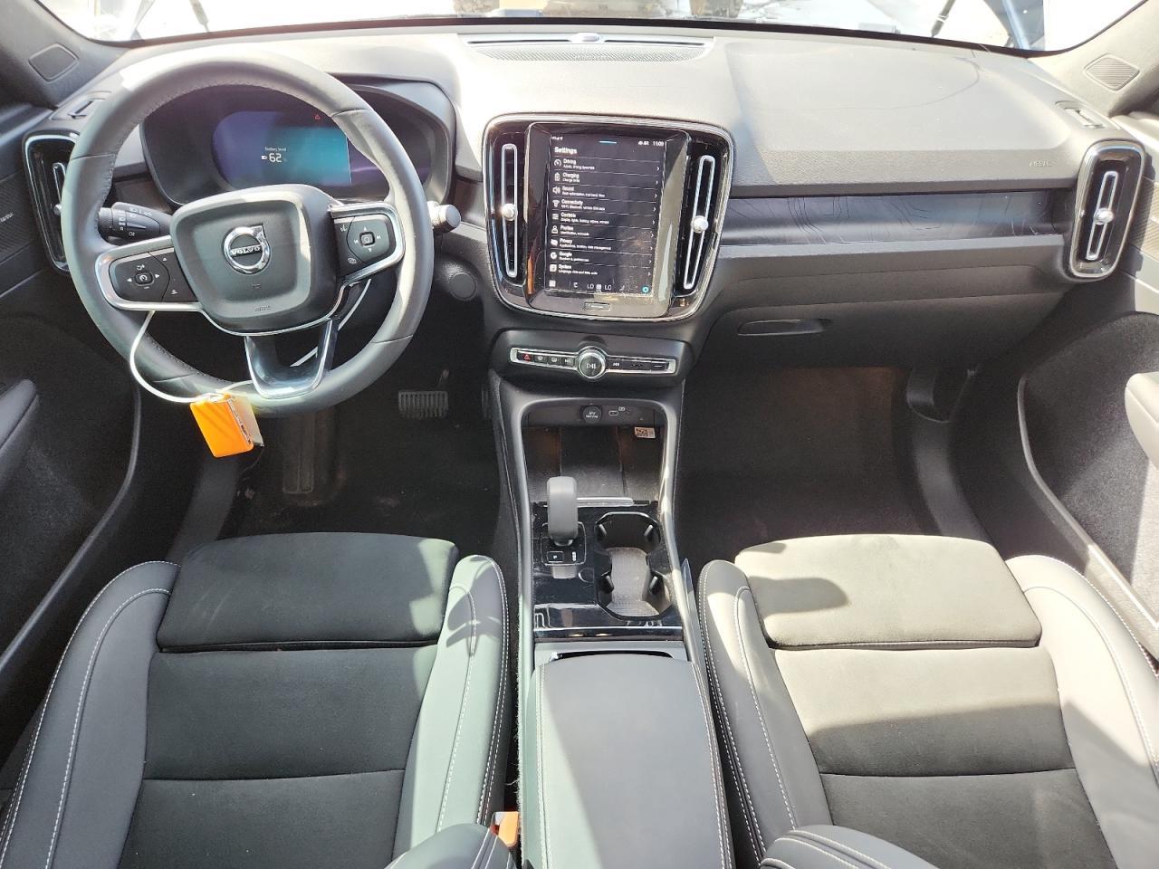 2023 VOLVO C40