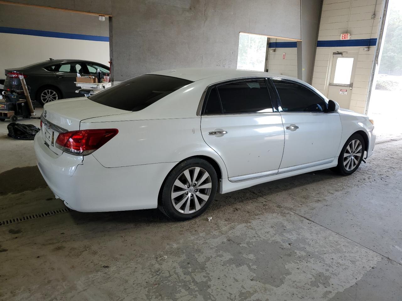 2011 TOYOTA Avalon