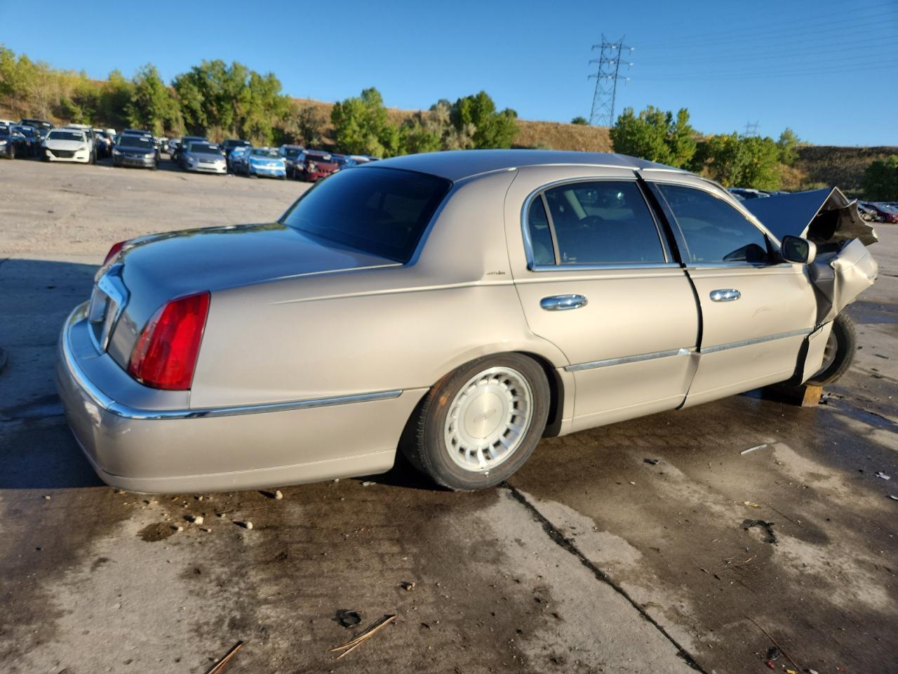 2002 LINCOLN Town Car