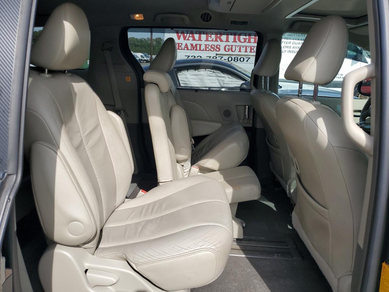 2011 TOYOTA SIENNA