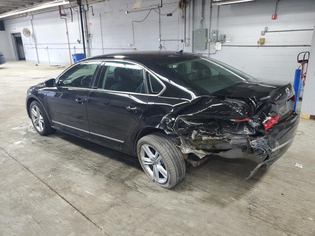 2013 VOLKSWAGEN Passat