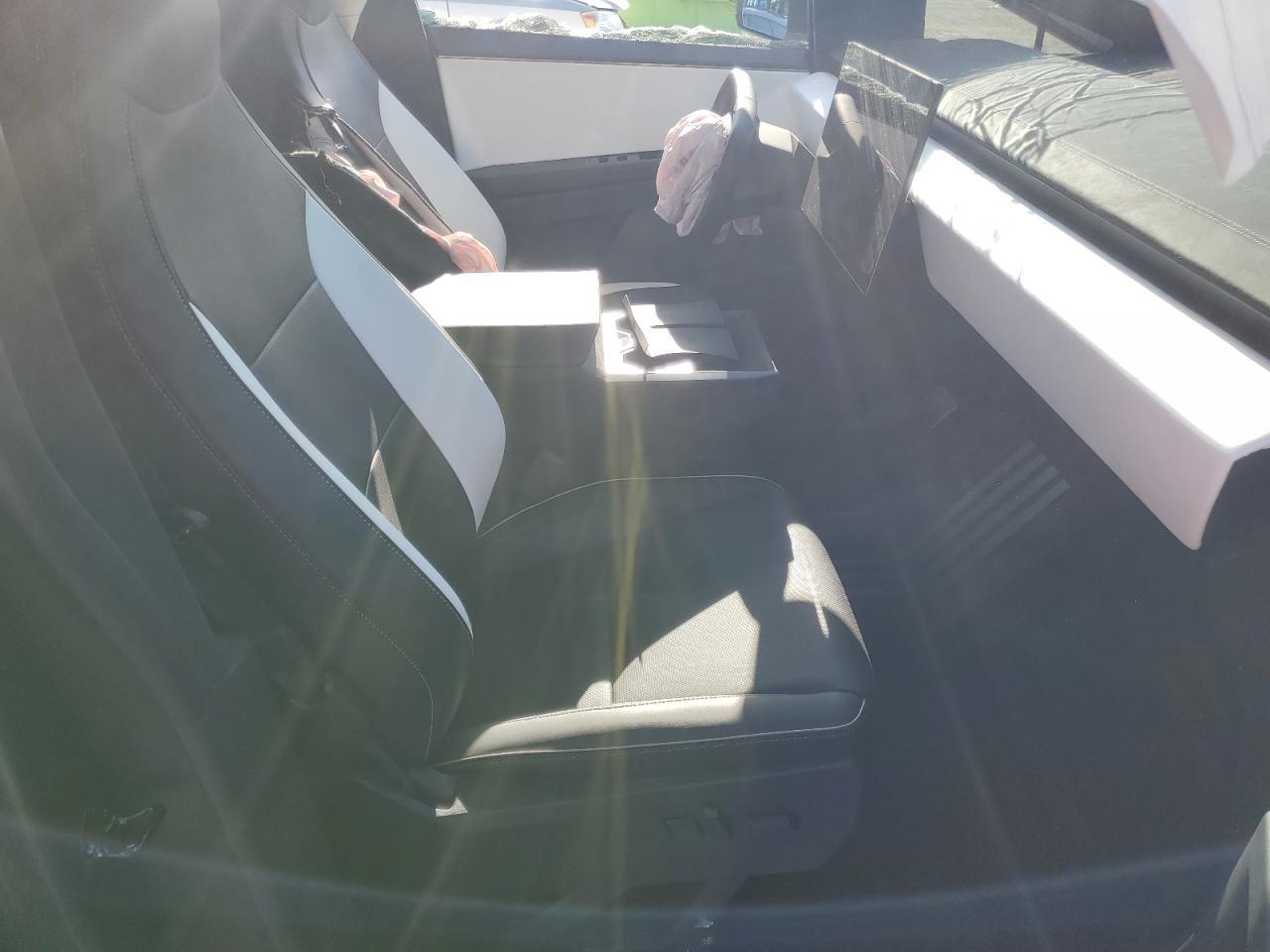 2024 TESLA Cybertruck